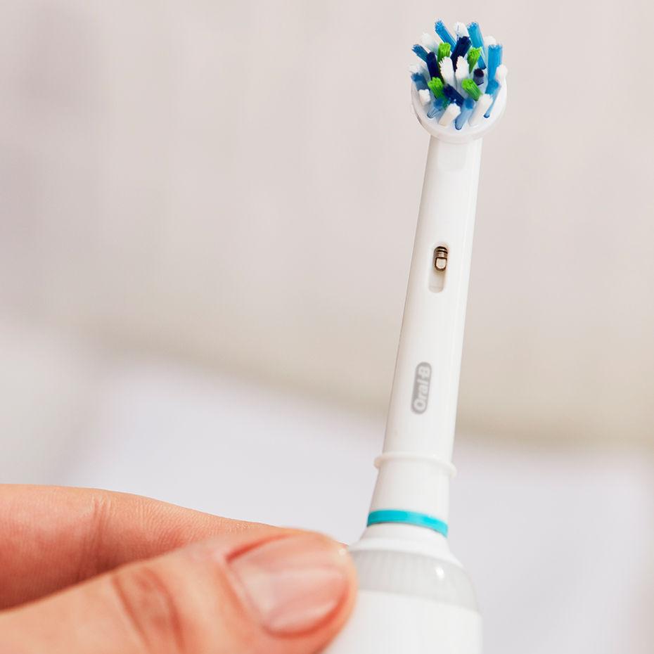 Oral-B Genius 8000 Electric Toothbrush with 3 Replacement Brush Head Refills & Travel Case